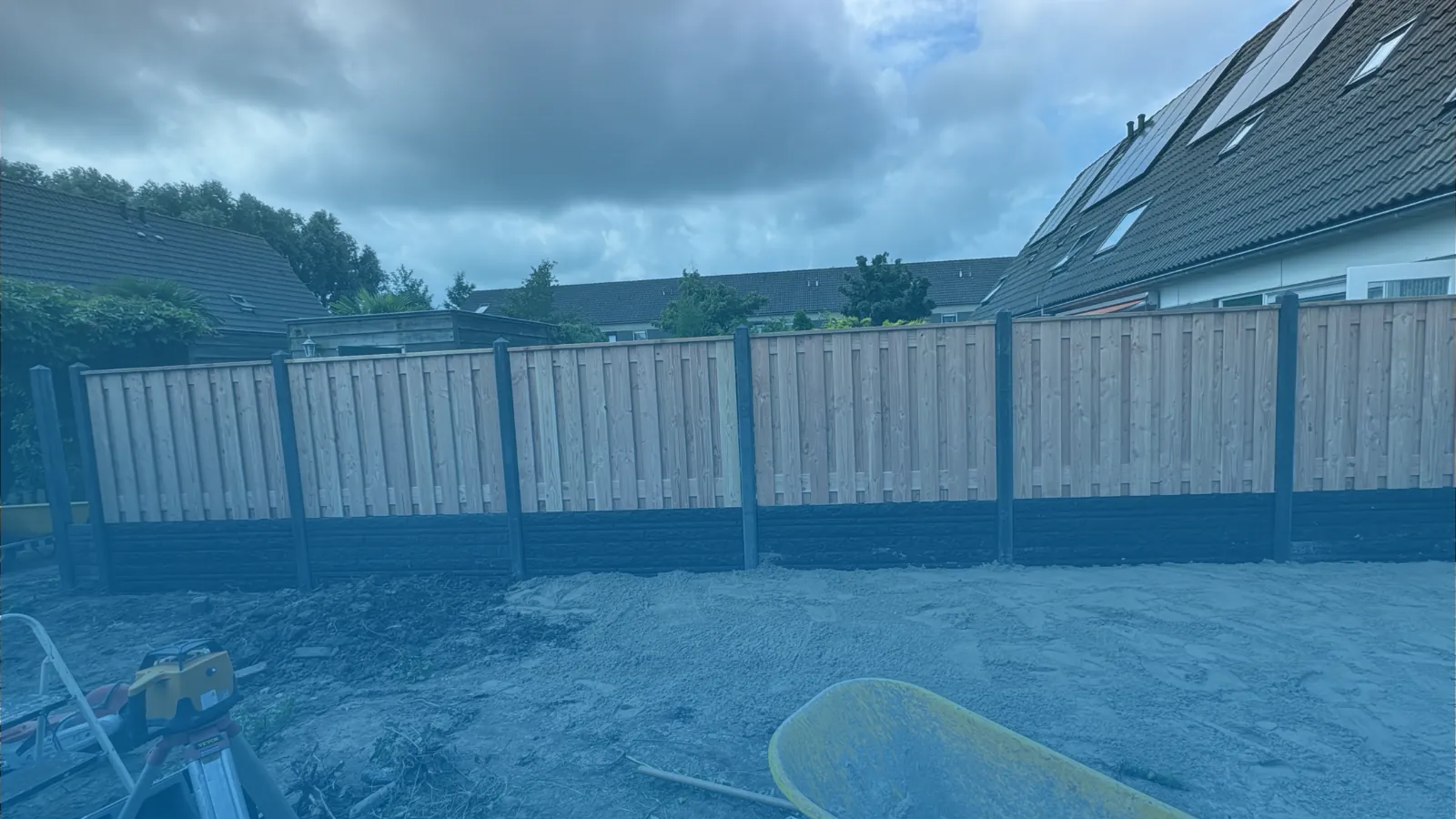 Hout-beton schutting geplaatst in Purmerend