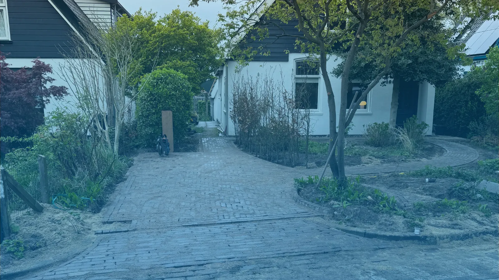 Houten veranda met vlonderterras in een achtertuin